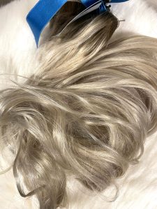 Prestigebygladys l?sh?r i tr?ns kallblond